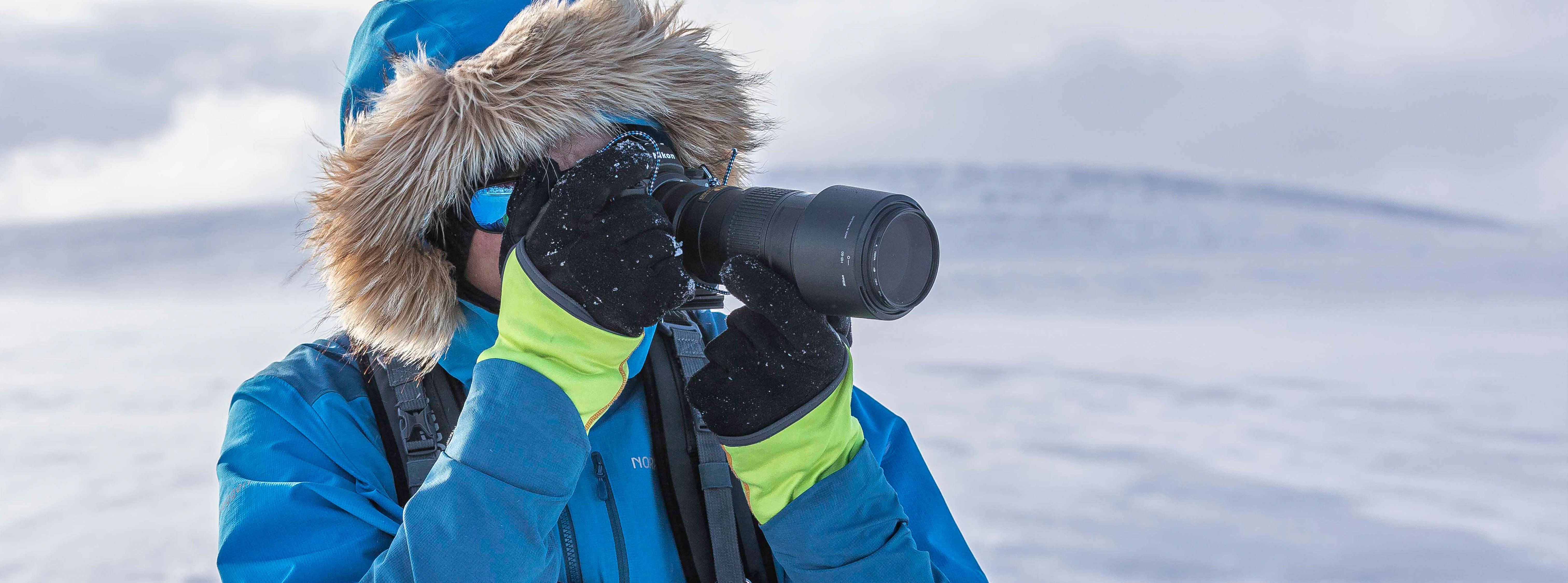 Valokuvaaja talvella, kuva: Merja Paakkanen